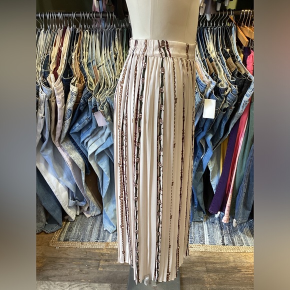 Evelyn Chain Print Pleated Midi Skirt - Picture 5 of 5